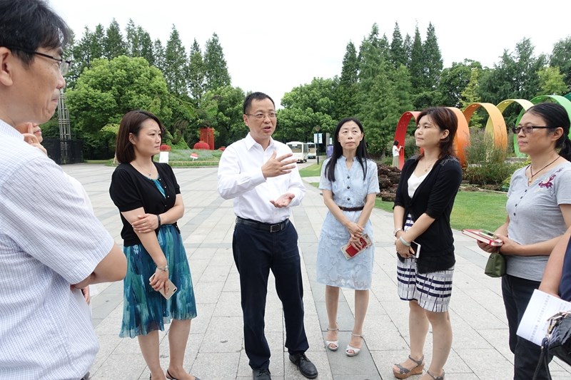 鮑書記在布置工作.jpg
