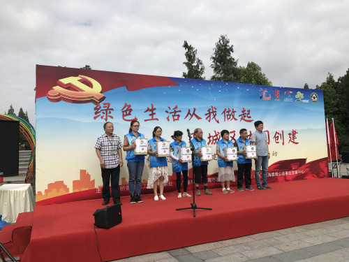 上海植物园第一党支部书记汤亚兴(左起第一位)赠送结对小区垃圾桶.jpg