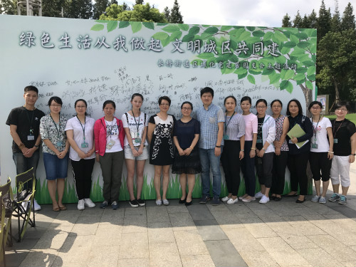 参加活动的党员在签名版前留名承诺并合影.jpg