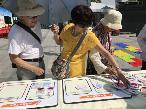 主题活动现场市民游客参与垃圾分类游戏.jpg