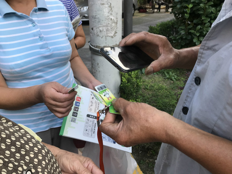 上海植物园第一党支部党员到园南一村协助为居民扫码积分.jpg