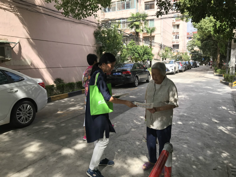 上海植物园第一党支部党员在园南一村向居民宣传垃圾分类.jpg
