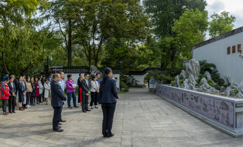 嘉宾们在”画见‘物语“景点前认真听讲解员的讲解.jpg