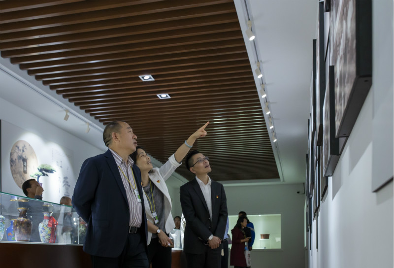 局直属单位纪委书记吴坚、园党委书记陆洪丽、园长奉树成参观盆景博物馆.jpg