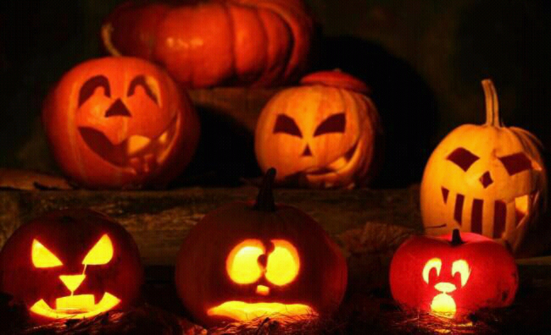 每年的11月1日,是西方一年一度的传统节日万圣节(All Hallows' Day 或All Saints' Day),而每年的10月31日则为万圣夜(Halloween,为All Hallows' Eve的缩写),亦即万圣节的前夜(而国人却常对两者傻傻分不清,总是将万圣夜误认为万圣节),这一夜,正是本文的主角南瓜,一年一度闪亮登场的良辰吉时。 万圣夜的鬼灯笼候场中 南瓜灯作为万圣夜道具的习俗源于古代爱尔兰。据说是有一个名叫杰克(Stingy Ja