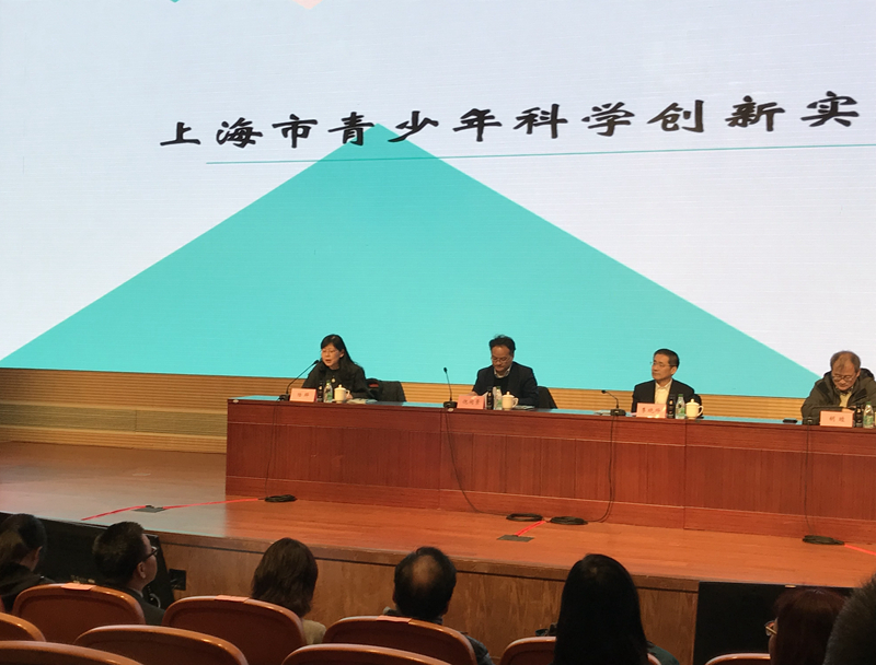 上海市科技艺术教育中心主任陆晔（左一）介绍项目的历程和成果.JPG