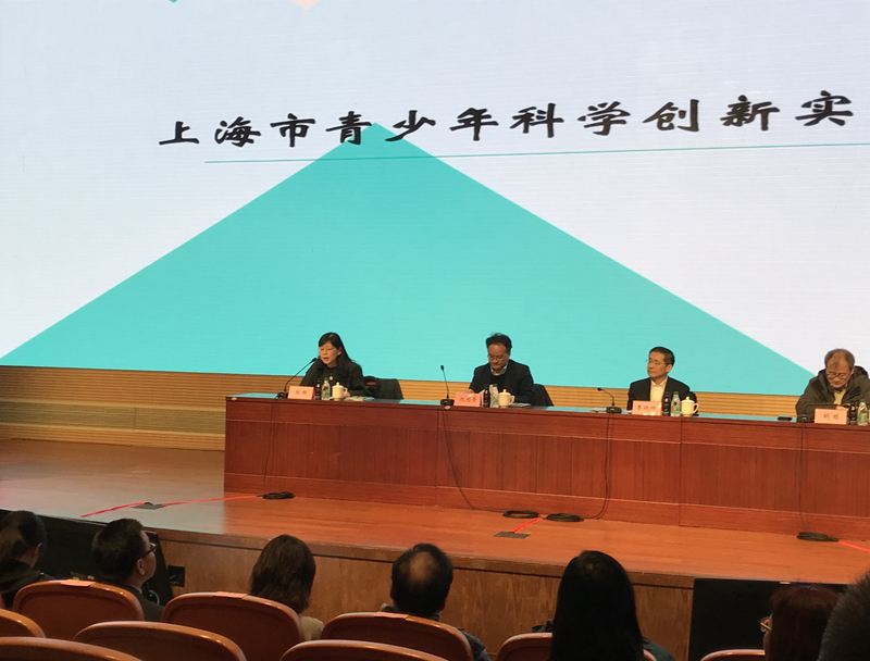 上海市科技艺术教育中心主任陆晔(左一)介绍项目的历程和成果.JPG 上海市科技艺术教育中心主任陆晔(左一)介绍项目的历程和成果.JPG