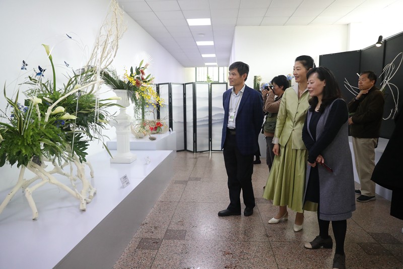 领导、嘉宾参观展览.JPG