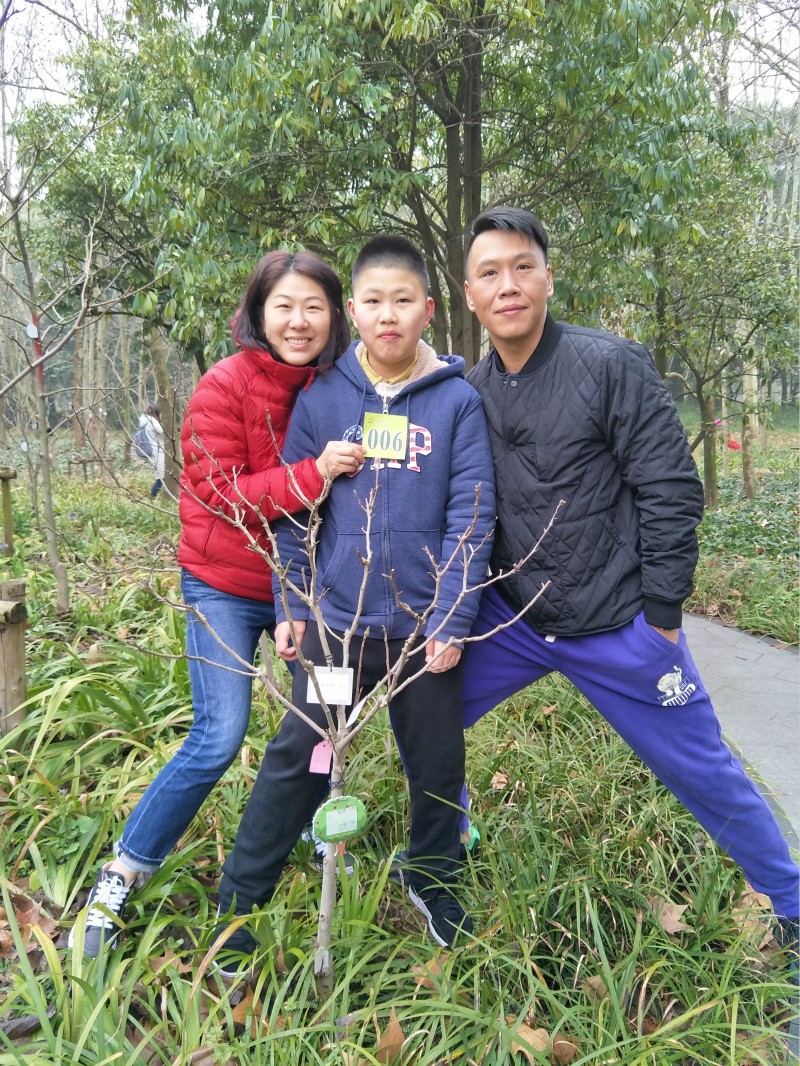 市民在上海植物园3.12植树活动中认养树木3.jpg