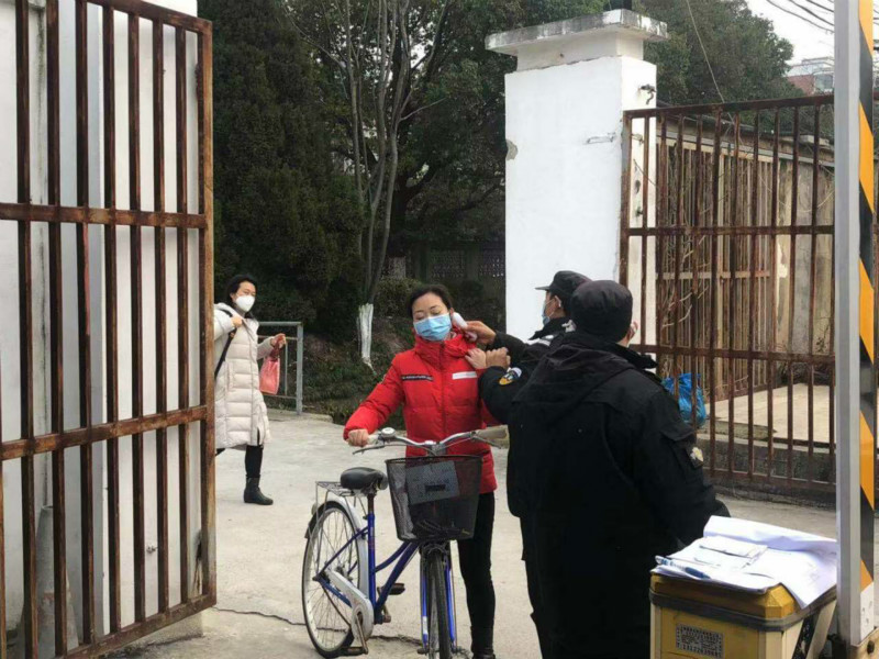 职工入园测量体温.jpg 职工入园测量体温.jpg