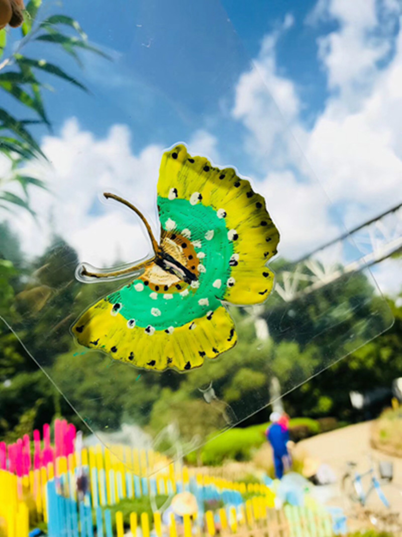 这些翅膀或是用银杏叶拼贴绘制而成的小蝴蝶;跟亲爱的人一起前往河岸