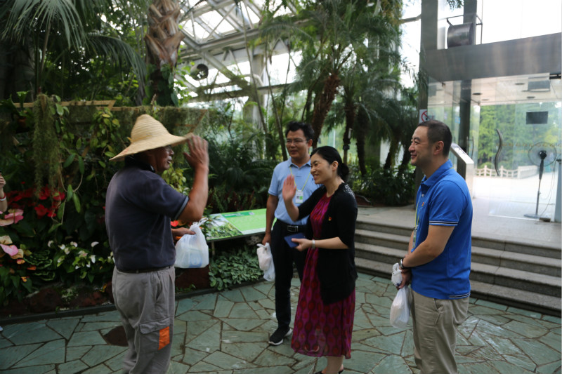 上海植物园党委班子成员一行慰问一线职工1.jpg