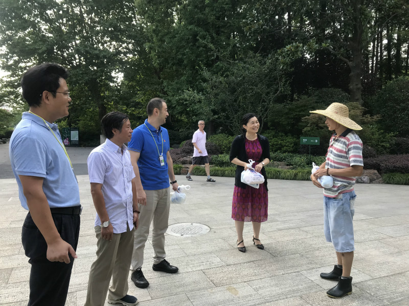 上海植物园党委班子成员一行慰问一线职工2.jpg