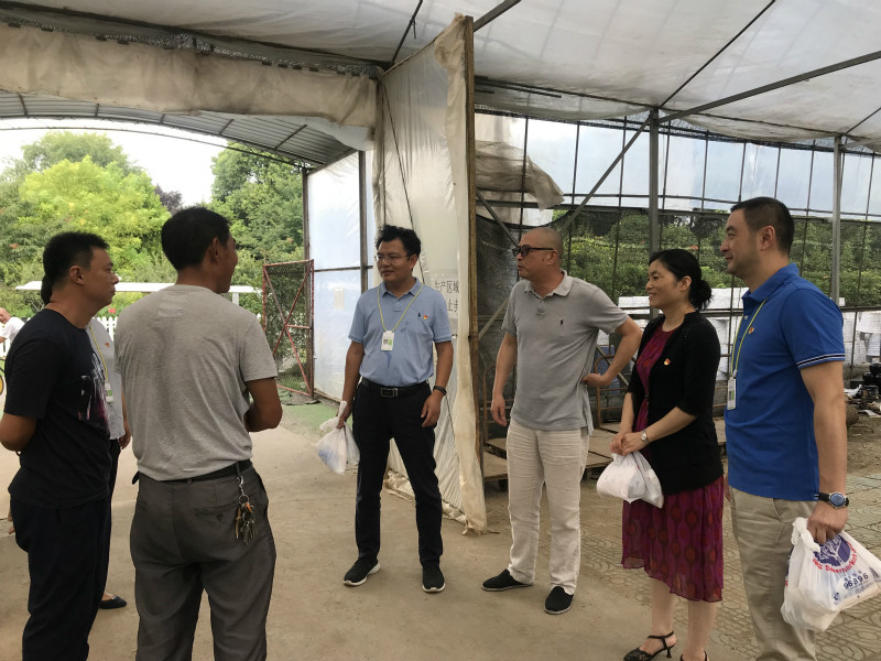上海植物园党委班子成员一行慰问一线职工3.jpg