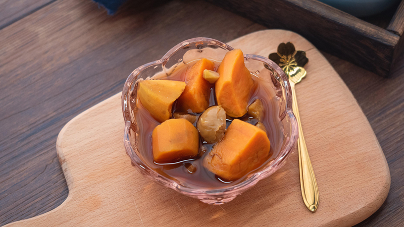 白露节气可适量食用梨,大枣,红薯等."白露"正处夏