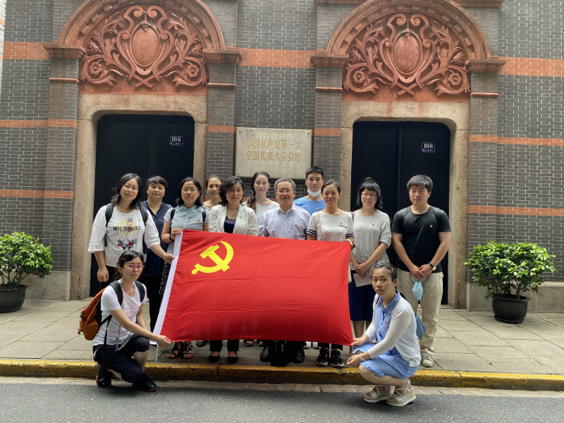 U:/信息报送/组织人事科/2020年/7月/燎原星火指引前行  上海植物园第一党支部开展主题党日活动重温入党誓言/改/党员合影.jpg