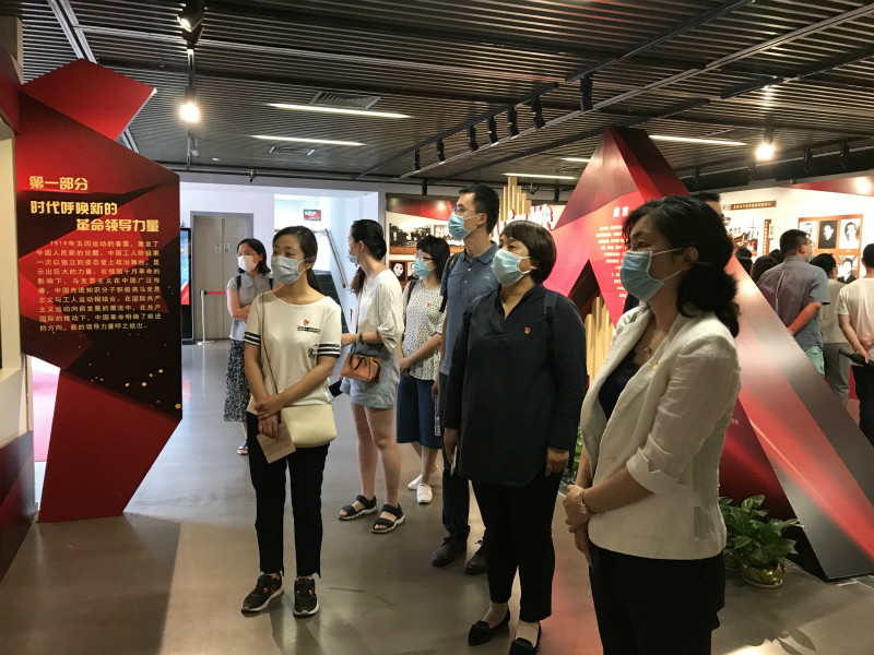 U:/信息报送/组织人事科/2020年/7月/燎原星火指引前行  上海植物园第一党支部开展主题党日活动重温入党誓言/改/党员们参观中1.jpg