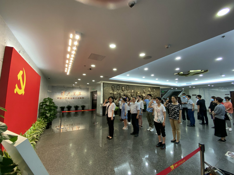 U:/信息报送/组织人事科/2020年/7月/燎原星火指引前行  上海植物园第一党支部开展主题党日活动重温入党誓言/改/党员重温入党誓言.jpg