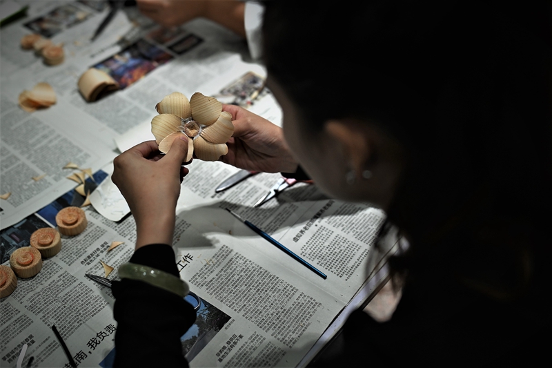 U:\信息报送\园艺科\2020年\10月\环保梦手工花朵教程\800\07 花瓣插入时一定要一片压着一片.jpg