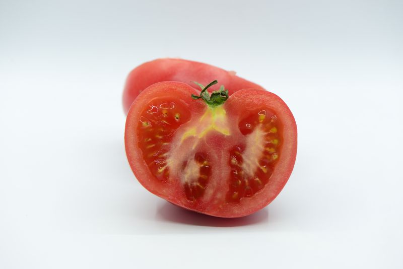 植物小档案中文名:番茄,番柿,西红柿,狼果,狼茄等学名:solanum