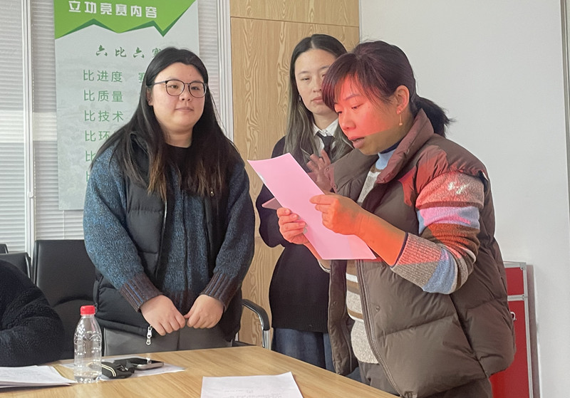 监票人汇报工作情况.jpg