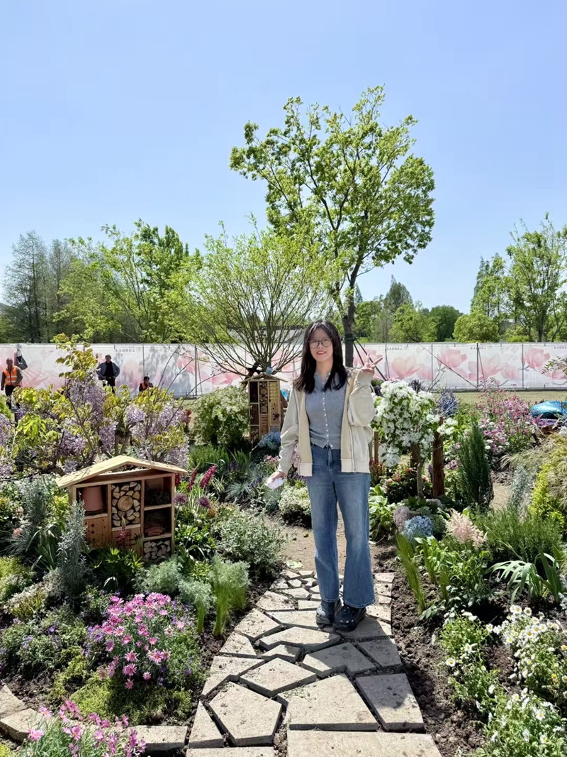 选16 与自己的作品合影.jpg