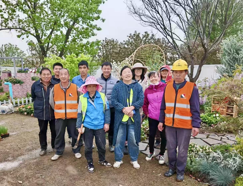 选12 学生与施工团队合影.jpg